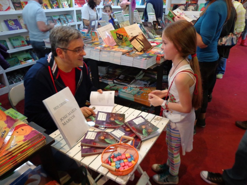 Firmando ejemplares en la Feria del Libro Infantil y Juvenil (2)